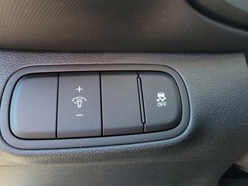 Certified 2025 Hyundai Venue SE image 15