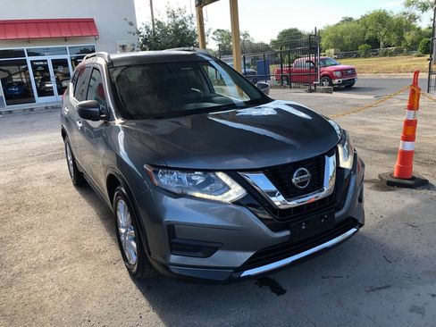 Used 2018 Nissan Rogue SV image 2