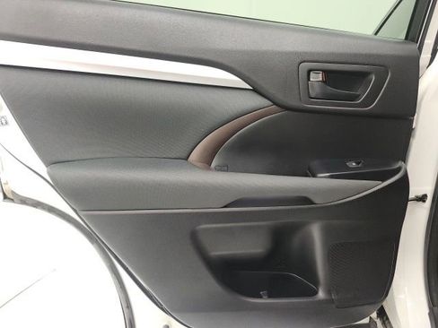 Used 2017 Toyota Highlander LE image 9