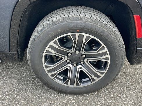 Used 2024 Jeep Wagoneer Series II w/ Flexible Seating Group image 37