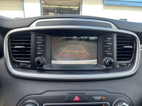 Used 2019 Kia Sorento LX image 17