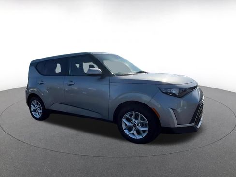 Used 2025 Kia Soul LX w/ LX Technology Package FWD image 2