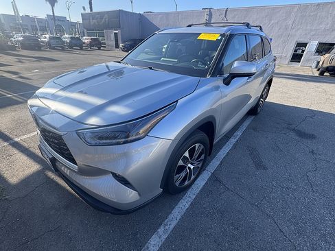 Used 2021 Toyota Highlander XLE FWD image 2