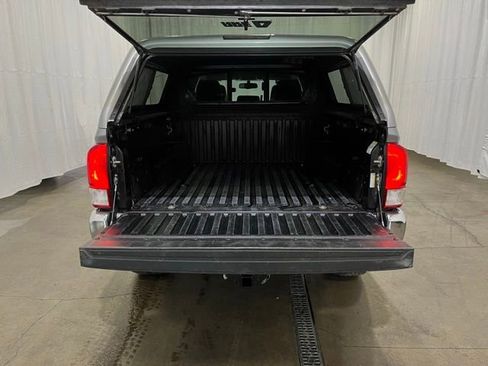 Used 2017 Toyota Tacoma SR5 AWD/4WD image 12