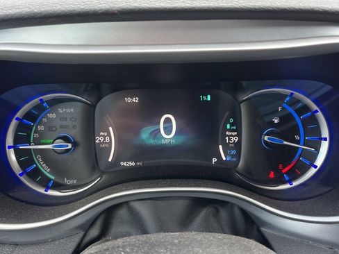 Used 2022 Chrysler Pacifica Touring-L w/ Uconnect Theater Family Group FWD image 8
