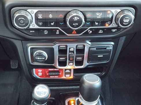 Used 2023 Jeep Gladiator Rubicon w/ LED Lighting Group AWD/4WD image 18