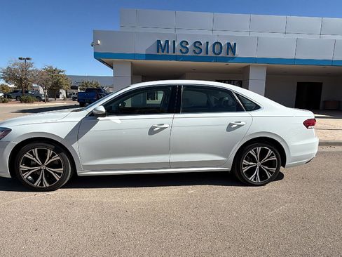 Used 2021 Volkswagen Passat 2.0T SE image 2