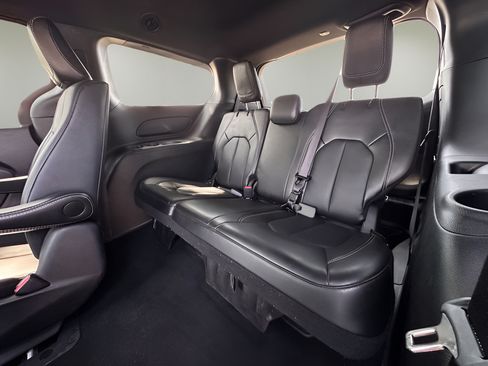 Used 2024 Chrysler Pacifica Limited FWD image 20