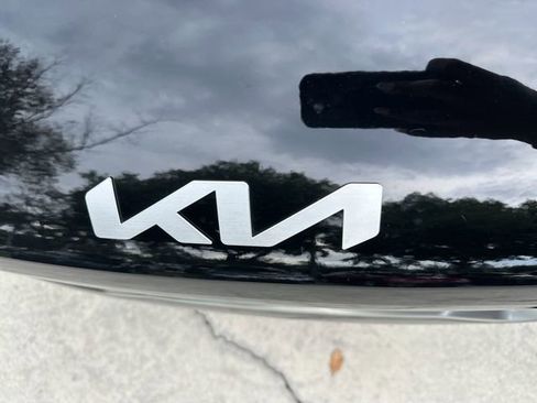 Used 2025 Kia Carnival FWD image 10