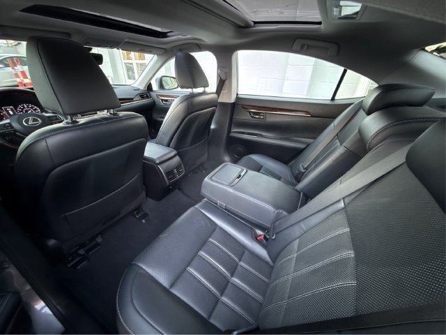 Used 2018 Lexus ES 350 w/ Luxury Package w/Wood Trim FWD image 36