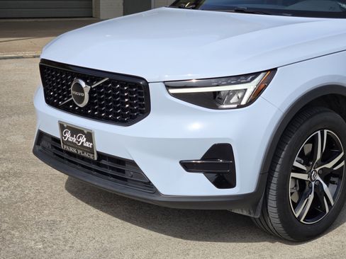 Used 2024 Volvo XC40 B5 Core image 12