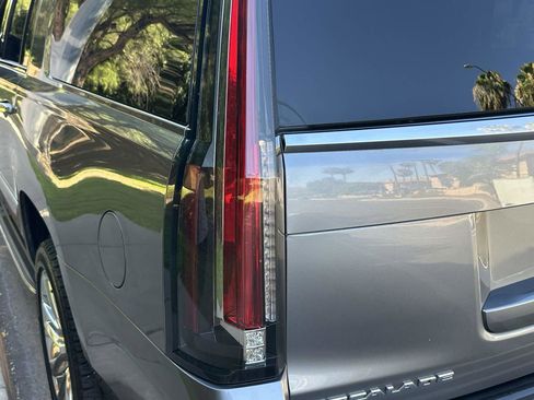 Used 2019 Cadillac Escalade ESV Luxury AWD/4WD image 59