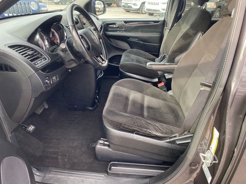Used 2016 Dodge Grand Caravan SE image 9