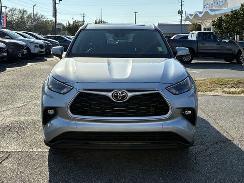 Used 2022 Toyota Highlander XLE FWD image 9