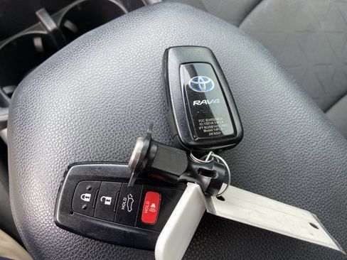 Used 2022 Toyota RAV4 XLE image 42