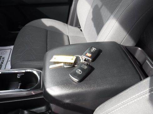 Used 2017 Toyota Tacoma TRD Off-Road image 15