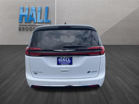 Used 2023 Chrysler Pacifica Touring-L FWD image 4