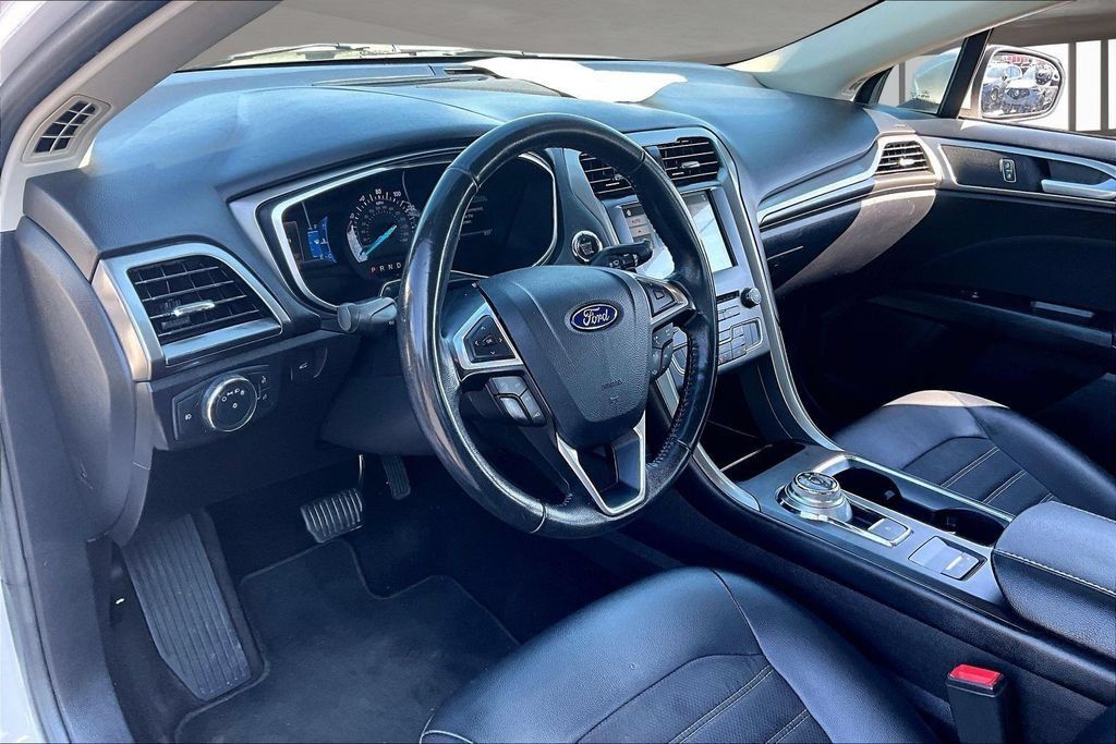 Used 2017 Ford Fusion SE w/ Equipment Group 201A FWD image 14