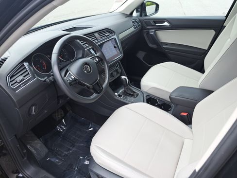 Used 2021 Volkswagen Tiguan SE FWD image 16