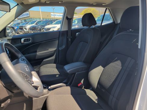 Used 2024 Hyundai Venue SEL image 7