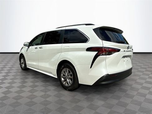 Used 2022 Toyota Sienna XLE image 8