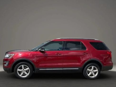 Used 2017 Ford Explorer XLT w/ Equipment Group 202A AWD/4WD image 3