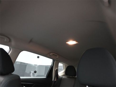 Used 2020 Nissan Rogue SV image 10