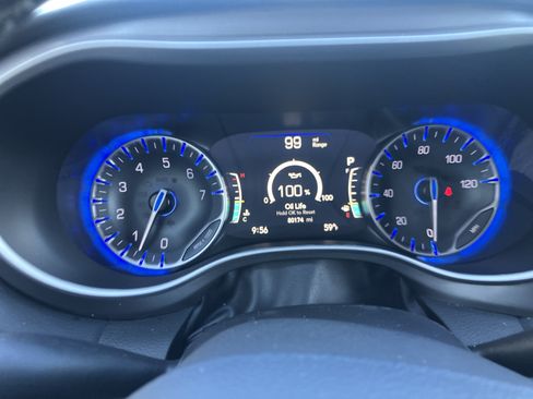 Used 2023 Chrysler Pacifica Touring-L FWD image 23
