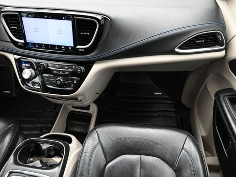 Used 2021 Chrysler Pacifica Touring-L FWD image 35