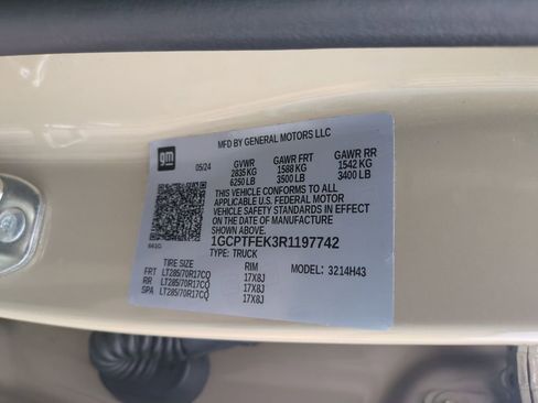 Used 2024 Chevrolet Colorado ZR2 w/ Technology Package AWD/4WD image 39