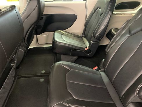 Used 2024 Chrysler Pacifica Touring-L image 5