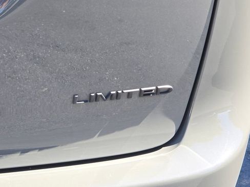 Used 2025 Chrysler Pacifica Limited FWD image 9