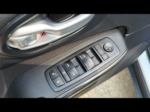 Used 2016 Jeep Cherokee Latitude w/ Cold Weather Group AWD/4WD image 8