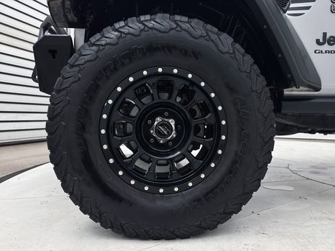 Used 2020 Jeep Gladiator Sport w/ Quick Order Package 24S image 16