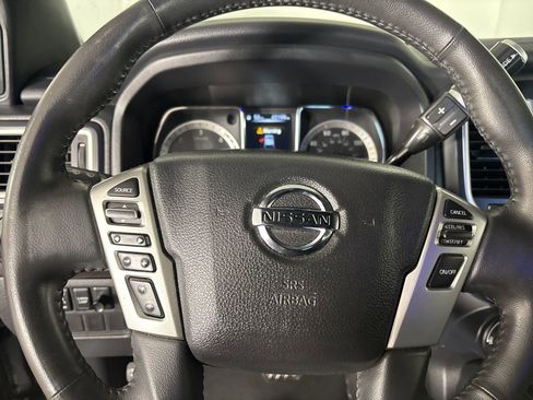 Used 2018 Nissan Titan SV w/ SV Convenience Package image 11