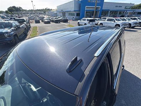 Used 2024 Chevrolet Suburban LT RWD image 12