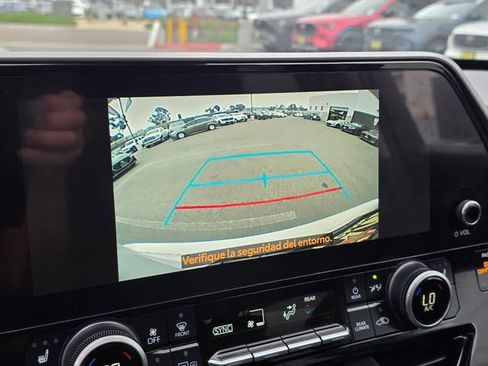 Used 2023 Toyota Highlander XLE AWD/4WD image 33