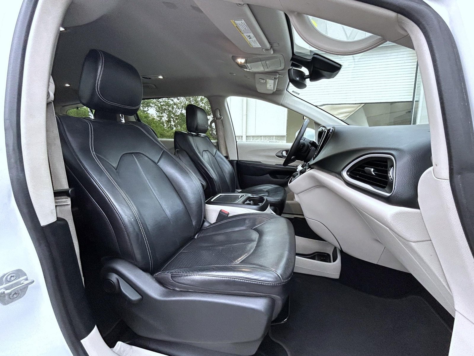 Used 2022 Chrysler Pacifica Touring-L FWD image 15