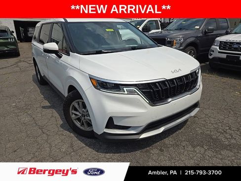 Used 2024 Kia Carnival LX FWD image 1