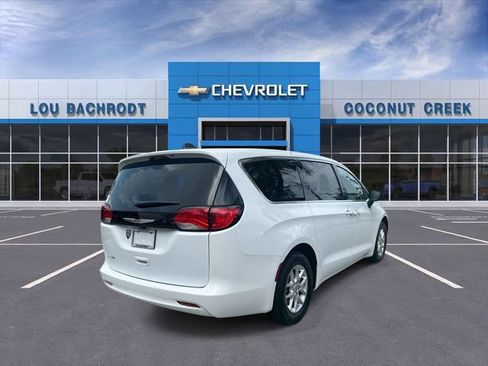 Used 2023 Chrysler Voyager LX FWD image 8