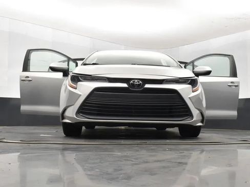 Used 2024 Toyota Corolla LE FWD image 11
