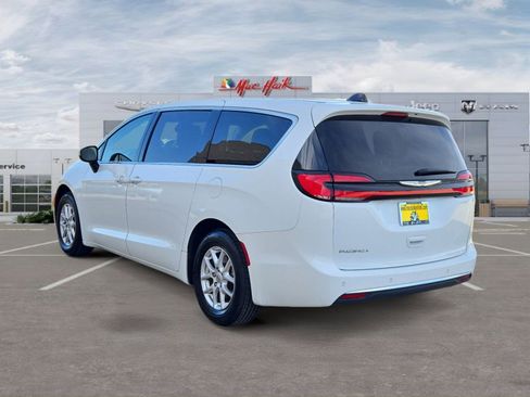 Certified 2023 Chrysler Pacifica Touring-L FWD image 3