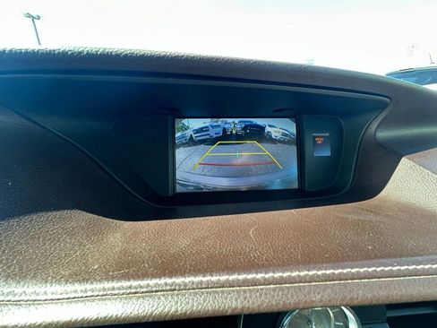 Used 2016 Lexus ES 350 w/ Luxury Package w/Wood Trim FWD image 17