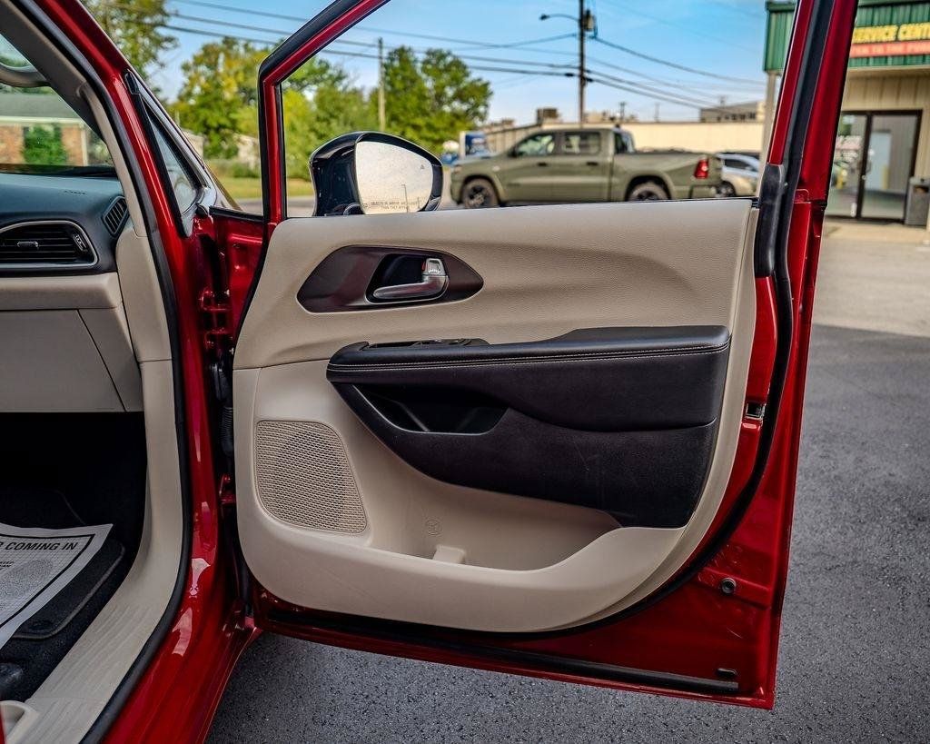 Used 2024 Chrysler Pacifica Touring-L FWD image 22