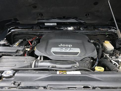 Used 2013 Jeep Wrangler Unlimited Sahara w/ Connectivity Group AWD/4WD image 23