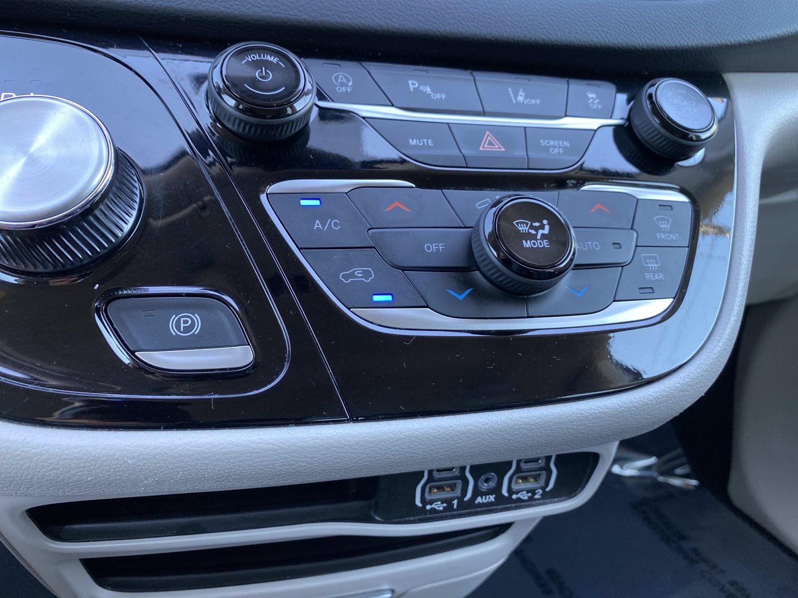 Used 2024 Chrysler Pacifica Touring-L FWD image 15