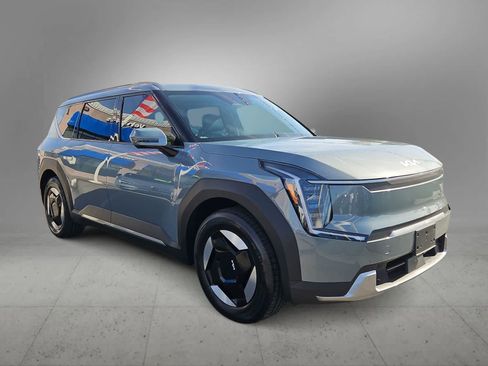 Used 2024 Kia EV9 Wind image 2