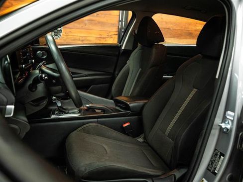 Used 2025 Hyundai Elantra SE FWD image 9
