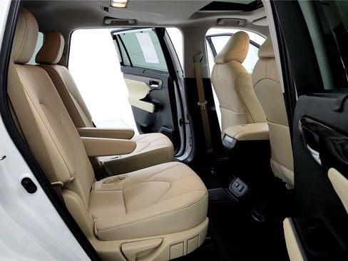Used 2024 Toyota Highlander Limited image 18