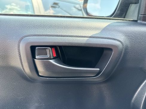 Used 2018 Toyota Tacoma SR5 AWD/4WD image 17